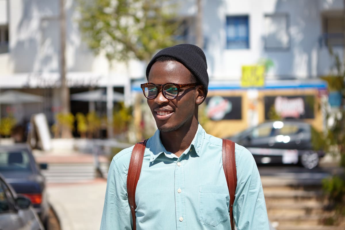 Étudiant souriant en ville